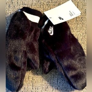 Nike Women’s Warm Faux Fur Mittens Black Winter Soft Gloves Size XS/S -NWT
